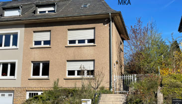 Maison jumelée avec garage et beau jardin clos à vendre à Helmsange (Walferdange)