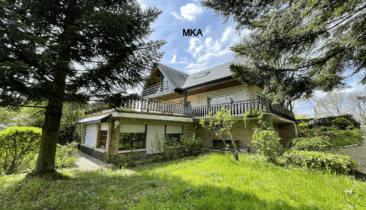 Maison de campagne avec vue imprenable et beau terrain arboré à vendre dans la commune de Schengen