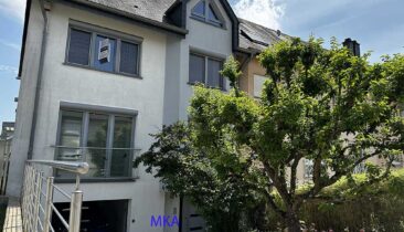 Maison jumelée avec piscine extérieure et double garage à vendre à Strassen