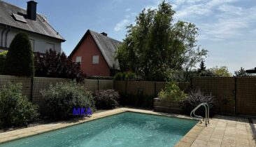 Maison jumelée avec piscine extérieure et double garage à vendre à Strassen