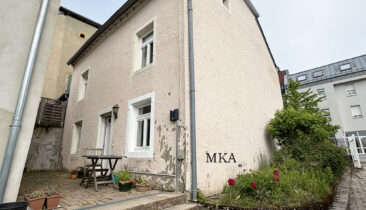 Maison de village avec grand terrain à vendre au coeur de Steinsel