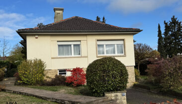 Maison de plain-pied su beau terrain arboré à vendre à Bertrange